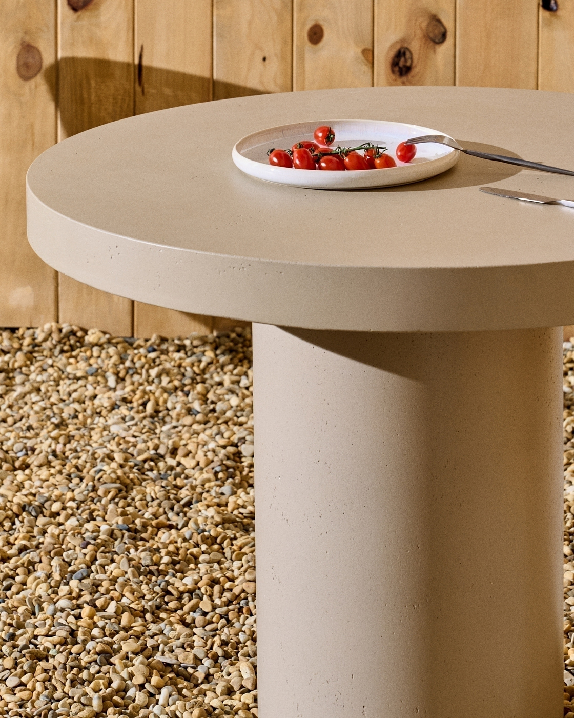 Aiguablava Круглый стол из бежевого цемента Ø90 см