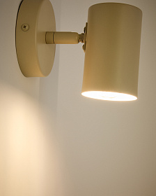 Настенный светильник Manie из металла с бежевой текстурированной отделкой