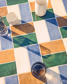 Уличный стол Tella из оцинкованной стали графитового цвета с разноцветной плиткой, диаметр 120 см