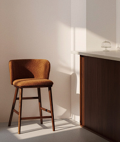 Полубарный стул Ciselia из терракотового шенилла с ножками из ясеня в отделке орех