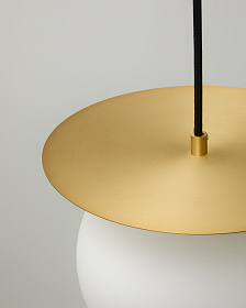 Подвесной светильник Brisia из металла в латунной отделке со стеклянным плафоном Ø20 см