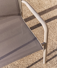 Уличный стул Luri из алюминия цвета экрю и бежевого текстиля