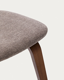 Стул Gena из бежевого шенилла с каркасом из шпона ореха и каучукового дерева