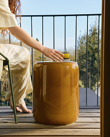 Уличный приставной столик Mesquida из керамики с горчичной глазурью 35 см