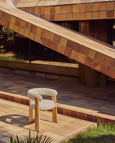 Уличный стул Granite бежевый с ножками из тикового дерева