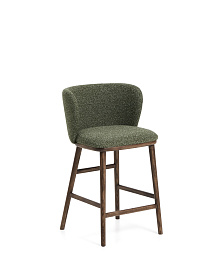 Полубарный стул Ciselia из темно-зеленого шенилла с ножками из ясеня в отделке орех