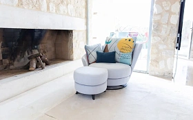 Кресло Roxane поворотное с пуфом на металлических ножках