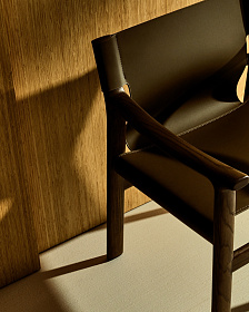 Стул Jan из переработанной кожи темно-коричневого цвета и ясеня в ореховом цвете