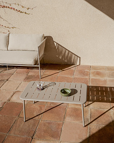 Уличный стол Zivia из оцинкованной стали бежевого цвета, 90 x 50 см