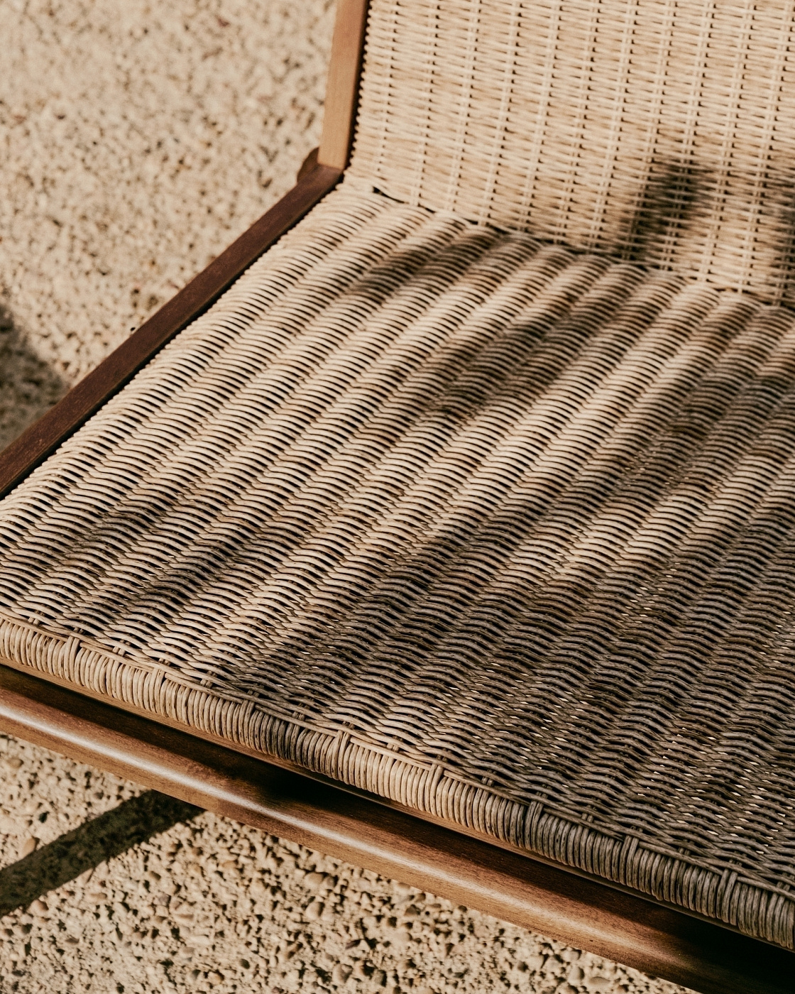 Кресло Itani из массива акации и искусственного ротанга