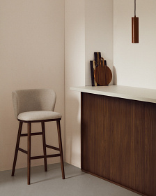 Барный стул Ciselia из бежевого шенилла с ножками из ясеня в отделке орех