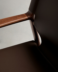 Кресло Jan из переработанной кожи темно-коричневого цвета и ясеня в ореховом цвете