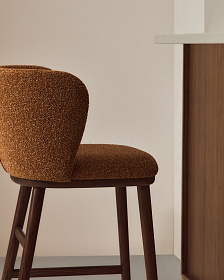 Полубарный стул Ciselia из терракотового шенилла с ножками из ясеня в отделке орех