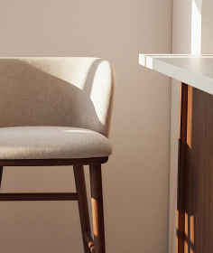 Барный стул Ciselia из бежевого шенилла с ножками из ясеня в отделке орех