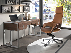 Офисное поворотное кресло 4209 из экокожи коричневого цвета