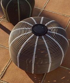 Уличный светильник Garoina солнечных батареях из искусственного ротанга цвета таупе 50 см