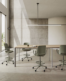 Поворотный стул Orus с 5-спицевой алюминиевой поворотной основой на роликах+газлифт+подставка