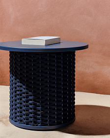 Уличный приставной столик Sedalis из алюминия и веревки синего цвета Ø50 см