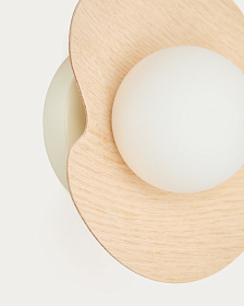 Настенный светильник Wilara из дуба с шаром из дымчатого стекла