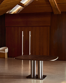 Стол Melvar из 100% орехового шпона с основанием из стали 150 x 150