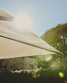 Бежевый консольный зонт Noli с графитовой алюминиевой конструкцией, 300 x 420 см