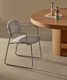 Стул Meli из бежевого шенилла с бежевой металлической структурой