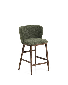 Полубарный стул Ciselia из темно-зеленого шенилла с ножками из ясеня в отделке орех