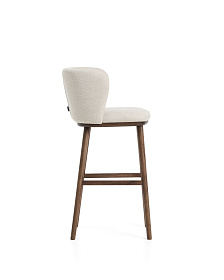 Барный стул Ciselia из бежевого шенилла с ножками из ясеня в отделке орех