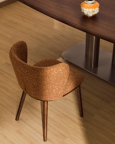 Стул Ciselia из терракотового шенилла с ножками из ясеня в отделке орех