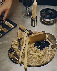 Сервировочная доска Adoma из мрамора и металла малая