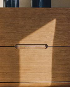 Прикроватная тумбочка Arelida из дуба со светло-коричневой отделкой, 65 x 50 см