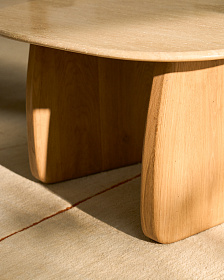 Приставной столик Pirita из бежевого травертина с ножками из дуба натурального цвета, 71 x 70 см