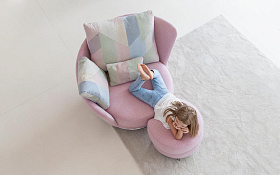 Кресло Roxane поворотное с пуфом на металлических ножках