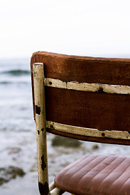 Стул с кожаным сиденьем Romina с белыми ножками