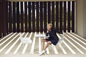 Стул Faz с подлокотниками на прозрачных ножках