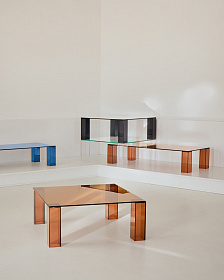 Журнальный столик Adularia из синего стекла 85 x 85