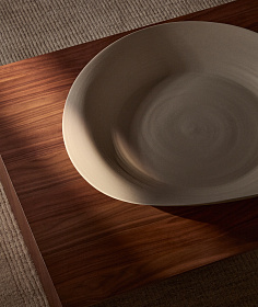 Керамический поднос Ebenor бежевого цвета Ø 53 см