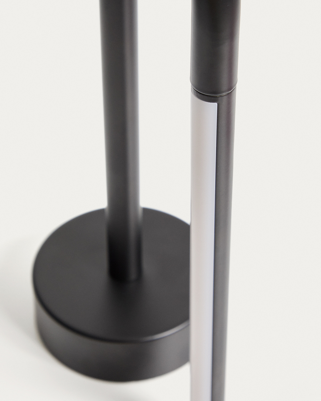 Переносная настольная лампа Bow из черного алюминия