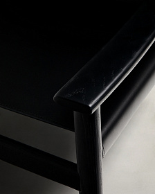 Кресло Jan из переработанной кожи черного цвета и ясеня в черном цвете