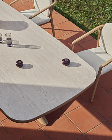 Уличный стол Mirtia из алюминия с отделкой под дерево и кремового спеченного камня, 240 x 110 см