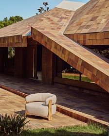 Уличное кресло Granite бежевое с ножками из тикового дерева