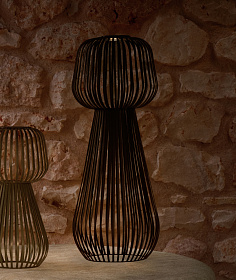 Уличный торшер Reiba из металла черного цвета на солнечной батарее