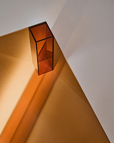 Журнальный столик Adularia из стекла коричневого цвета 85 x 85