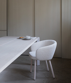 Мягкое кресло с деревянными ножками Huma