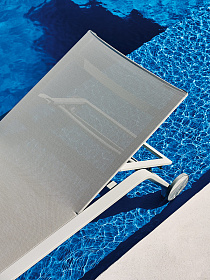 Раскладной шезлонг на колесиках Stack