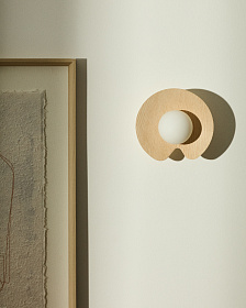 Настенный светильник Wilara из дуба с шаром из дымчатого стекла