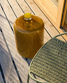 Уличный приставной столик Mesquida из керамики с горчичной глазурью 35 см