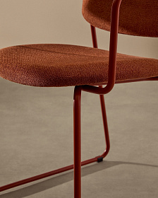 Стул Meli с подлокотниками из терракотовой шенилли с терракотовыми металлическими ножками