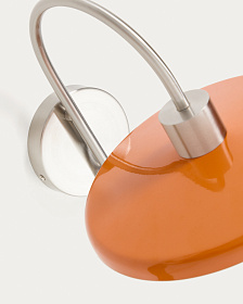 Настенный светильник Nuvira из светло-серого металла с оранжевым абажуром