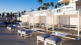 Диван уличный Tres под навесом